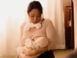 「こんなオバサンがイイっていう物好き、どこにいるのかしらね」子育て中の人妻と営業マンが狂ったように連続白昼セックス