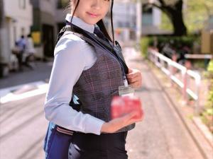 某乳酸菌飲料レディが妙にエロい！！制服から浮き出たムチッとしたボディラインと匂い立つストッキングが男を暴走させる！！