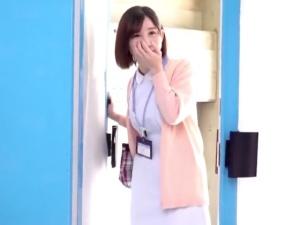 ＜MM号＞「2回目なのにめっちゃ出てる！」心優しい看護師さんは童貞卒業後のチンポを授乳手コキで連続射精させる！