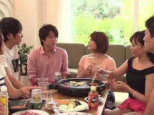 【夫婦交換】「声出ちゃう…」ご近所さんのBBQで寝取り・寝取られ事案発生！！ヨソのパートナーが気になって仕方ない好色男女