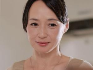 「馬鹿なことはやめなさい！」息子からの突然の告白、そしてキス…親ではなく女としても愛されてしまった母は、体を許して…