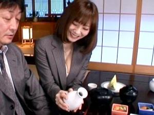 ＜枕営業＞「暑くなってきちゃった♡」仕事で失った信用はカラダで取り戻す！その美貌と美ボディに、男はダラしなくも堕ちていく