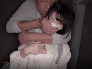 【監禁昏睡レ×プ】いたいけな少女に薬品を嗅がせて拉致、拘束、性的イタズラ！！まだ幼いカラダを汚い舌で舐め回すと…