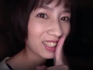 「シーッ、声出さないでね？」車内で始まる女友達からの痴女られ体験！！ヒソヒソ淫語を絡めた主観手コキフェラであえなく…