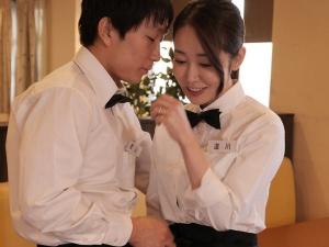 「だから、人妻だからダメだってば」と言いつつ寂しさを抱えている女はその後輩くんの誘いについに乗ってしまうと・・・