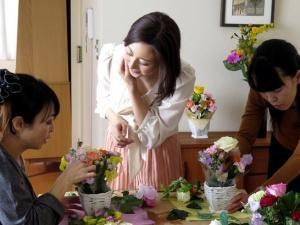 【人妻NTR】「奥さんしばらくヤッてないんでしょう？」夫不在のなかで中出しレイプされた美人妻！！パイパンからは精液が流れ…