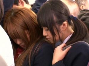 ＜レズ痴漢＞触ってきたのはまさかの女の子！他校の女子生徒に近づき、お漏らしするまでオマ●コを刺激する痴女JK