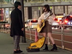 【素人企画】路上ライブ上京ガールに100万円を投げ銭！！純朴そうなグンマーの芋っ子美少女は彼氏がいるのにカラダを許す！？