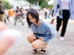 【リモバイ】「クリトリスに…」街中で羞恥プレイ！！モジモジ感じちゃった素人娘が室内でさらに発情しエスカレート！！