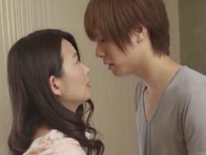 【友達の母親】「ありがと…好き…」童貞青年への母性が恋心に！！互いに本気になってしまうと、みるみる深みにハマっていき…