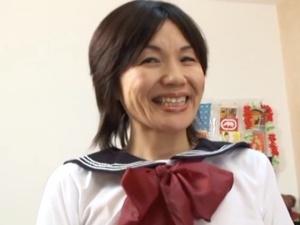 「似合ってるかしら？」マニア歓喜のセーラー服おばさん！！ウン十年ぶりの制服姿で顔面騎乗＆手コキから…