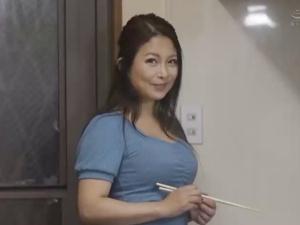 【母NTR】「こんなおばさんにダメでしょ？」いきなり襲いかかってきた青年！！完熟期を迎えた女のカラダは絶品であり…