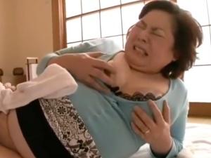 「あぁ〜ッ！もっと中よんッ♡」ハミ肉おばさんがマッサージで発情！凝り固まった膣内も若いペニスでほぐしてあげます！！