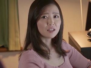 【母の友人】「ねぇ、キス、しよっか？」ひょんなことから同居を始めた憧れのおばさんと、エロい感じの雰囲気になって…