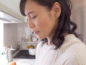 ＜嫁の母＞妻が事故で入院、世話を焼いてくれる義母に欲情！！未亡人である彼女もまた、若い竿に飢えており・・・