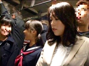 ＜母娘痴漢＞仲の良い親子を地獄に突き落とすバス内レイプ！母親が中出しされる姿を娘に目の前で見せつける！