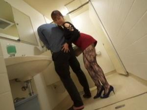 「オシッコしてるとこ見せて？」トイレでまさかの痴女に遭遇！！突然スケベすぎるオナニーを見せつけられてしまい…