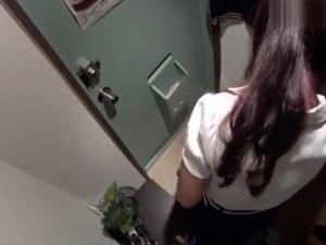 ＜人妻連れ込み＞「お邪魔しますっ♡」ノリノリでついてきた44歳！ヤリたい盛りの女は若いペニスにしゃぶりつき・・・