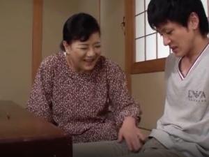 「ちょっと婆ちゃんに見せてみな」祖母の手コキでうっかりフル勃起！！熟練の性技に青年もその気になるとそのまま２人は1つに…