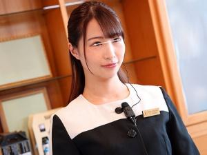 「ちょっと何するんですか！？」美しいホテルスタッフを痴漢師が強襲！！フロアの死角で大量潮吹き＆イラマチオからレイプへ…