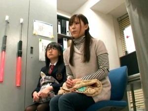 ＜母娘野球拳＞キセル乗車した娘のせいで脱衣ゲームをやらされる親子！全裸になった母は娘の前で犯され、さらに別の駅員が・・・