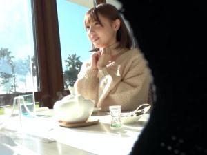 ガチ美少女降臨！！誰もが羨む色白シコシコボディを独占するハメ撮り敢行、カメラ目線フェラから電マ同時攻めピストンで絶叫！！