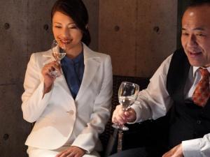 【人妻NTR】「欲しい…社長のが欲しい…」許されざるゴム無しファック！！夫を忘れて寝取られ中出しセックスに没頭する不貞妻