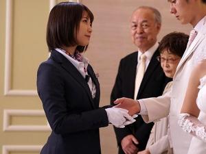 【逆NTR】「私が奪っちゃおっかな…」痴女ウエディングプランナーからの誘惑…ベッドに押し倒された新郎は戸惑いながらも…
