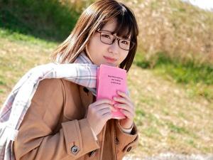 貧乳なのに下半身デブ！？脱がせてみるとアンバランスなスケベボディがヌケまくる女子大生のAVデビュー作！！