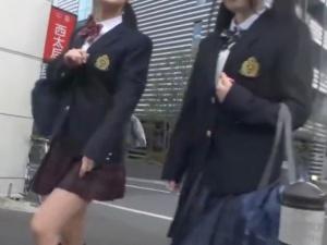 ＜JKナンパ＞「え〜、、なんか怪しい、、」と言いつつおだてられてついてきた女子校生がウブマンコを大人チンポで犯される