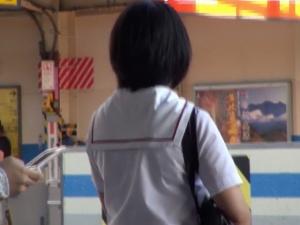 ＜女子校生痴漢＞（ロックオン・・・）黒髪清楚系の少女を狙った卑劣な犯行！！車内で潮吹きさせ、汚いザーメンをぶっかける！
