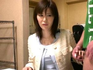 ＜借金人妻＞「ちょっと無理です…」AV出演を渋る主婦だが、なかば強引にペニスを握らされ舌の上に射精されてしまう！