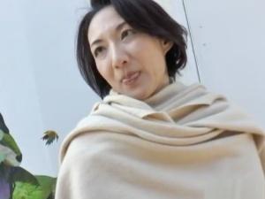 【熟女ナンパ】「旦那は仕事です」上野で見つけた上品な人妻は意外と欲求不満！！夫じゃないペニスでビクビク感じ中出しされる