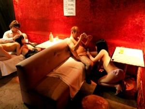＜ロリピンサロ＞店外連れ出しで本番まで！ちっちゃい女の子が相手をシテくれる隠れ家的な優良店で行われる過剰サービス