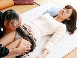 ＜嫁NTR＞「いっぱい可愛がってあげるよ」夫の知らないところで義父に調教される若妻！！嫌な気持ちも次第に快感に変わり・・