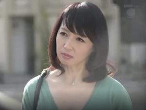 【母の友人】「追いかけてきちゃ駄目じゃない…」恋してはいけない人に恋した青年…しかし女の方も実は満更ではなく…