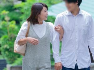 ＜母子交尾＞童貞であることに悩んでいたある日、ふと目に入ってきたのは女としての母！1回だけとお願いしてみたら・・・