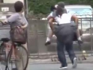 ＜ヤバイやつ＞白昼堂々の大胆な犯行・・・クスリでラリった女子校生を担いで持ち帰り大量失禁するまで性的暴行を加える衝撃動画