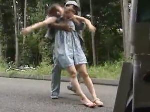 ＜連れ去りガチレイプ＞※閲覧注意！路上ですっ転ばされた女性！そのまま車で拉致られ人気のない場所でボロ雑巾のように犯される