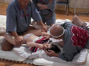 【人妻NTR】「ほら、奥さん！！」オヤジたちのこ汚いチ●ポで感じてしまう妻！！口にアソコに容赦なくヌキサシされて…