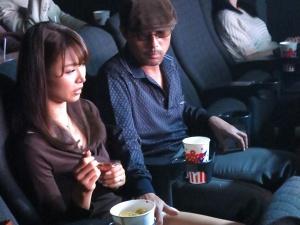 ＜映画館痴漢＞（こんなところで、私ったら…）そのスリルと背徳感が病みつきに！？専業主婦は自らの隠れた変態性に目覚める