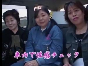 ＜熟女＞「初フェラ？1年くらい前かしら」冗談がすぎるお母さんたちとバス旅行！山の中で卑猥な裸体を見せつける！