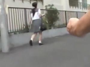 【JK痴漢レ×プ】制服少女がバス内で強制お漏らし、リモバイ仕込まれ降車後ヨタヨタ、「介抱」という名の連れ去りでさらに…