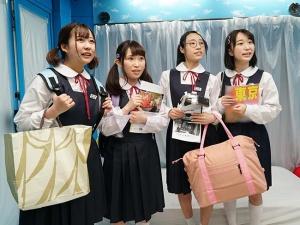 【マジックミラー】「保健の先生…？」処女だと恥ずかしいと言われた女子校生たちはまんまと幼い体にイタズラされてしまい…