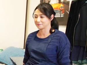 家事代行サービスでやって来たお母さん世代の夏子さん（50代）が言葉巧みに脱がされ、ぽっちゃり熟れボディを晒されると・・・