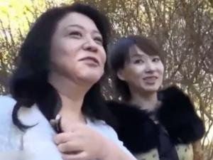 「スワッピングってご存知です？」観光地で素人夫婦を確保！！戸惑う奥さんとノリ気な旦那さんを連行すると…