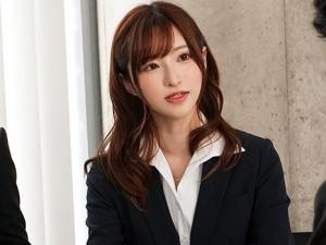 「どんな人がタイプなの？おっぱい大きい子？」出張先のホテルで女上司の逆セクハラ！！部下は戸惑っていたのだが、なんと…