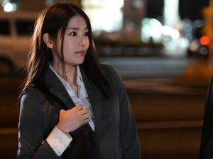 「あれ？終電何時ですか？」彼女持ちの先輩を家に招待した女子社員…女なのに、下心満載、無防備な部屋着で痴女り始める！！