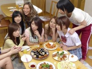 ＜ハーレム＞嫁の家がまさかの女8人家族！！しかも全員男に飢えてるから僕のチンポに中出し求めて一斉に襲ってくる！