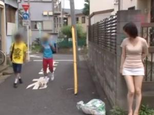 ＜ショタ痴女＞近所の男子小●生を公衆トイレに連れ込むスレンダー巨乳美女！小便をぶっかけてから強制精通させる悪質な性犯罪